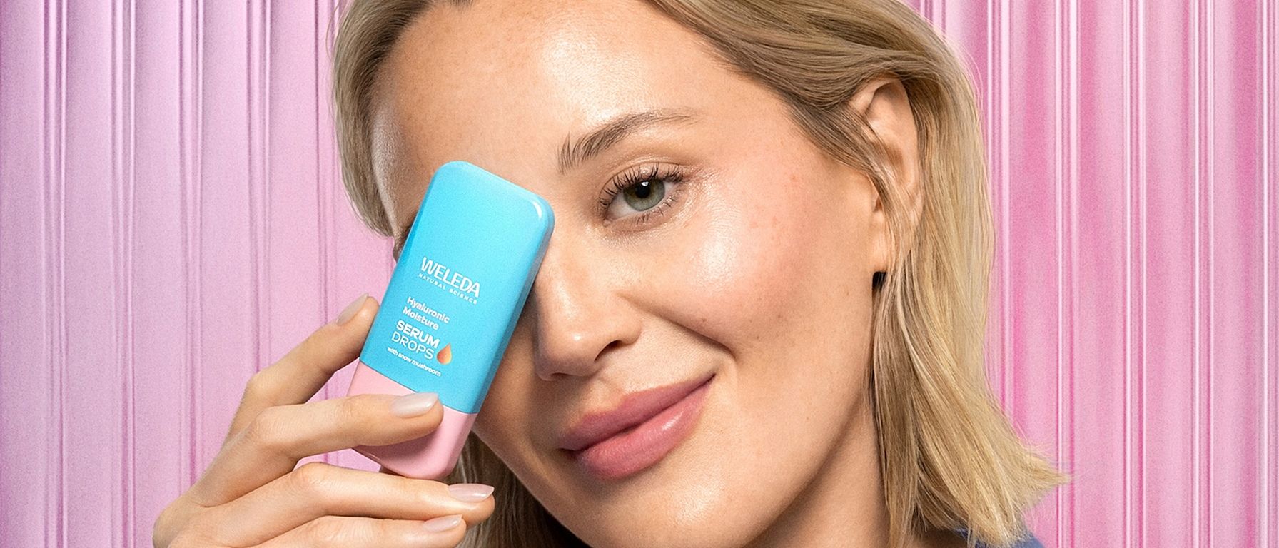 Model drži hialuronski serum pred obrazom.