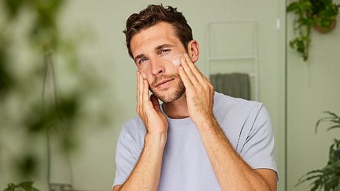 Moški med nego obraza