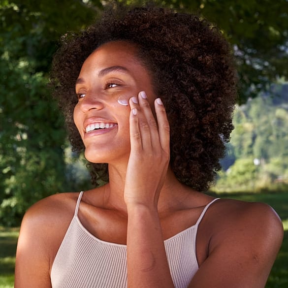 ženska se dotika obraza