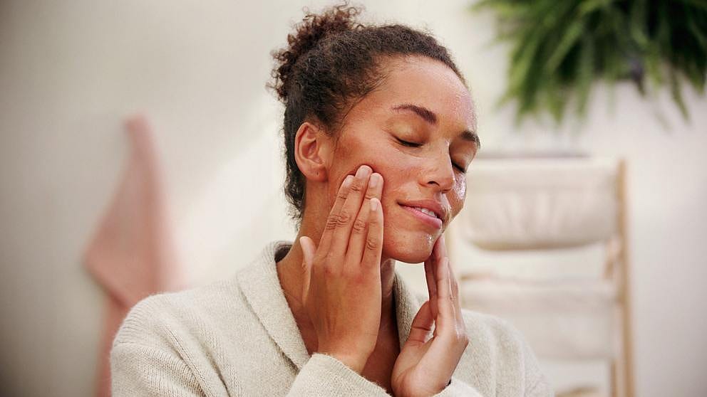 ženska se dotika obraza