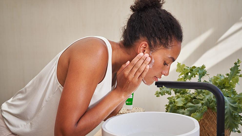 ženska si masira obraz