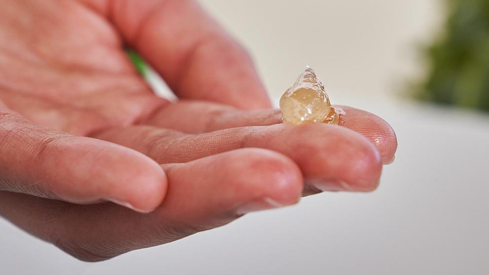 roka s kapljico balzama